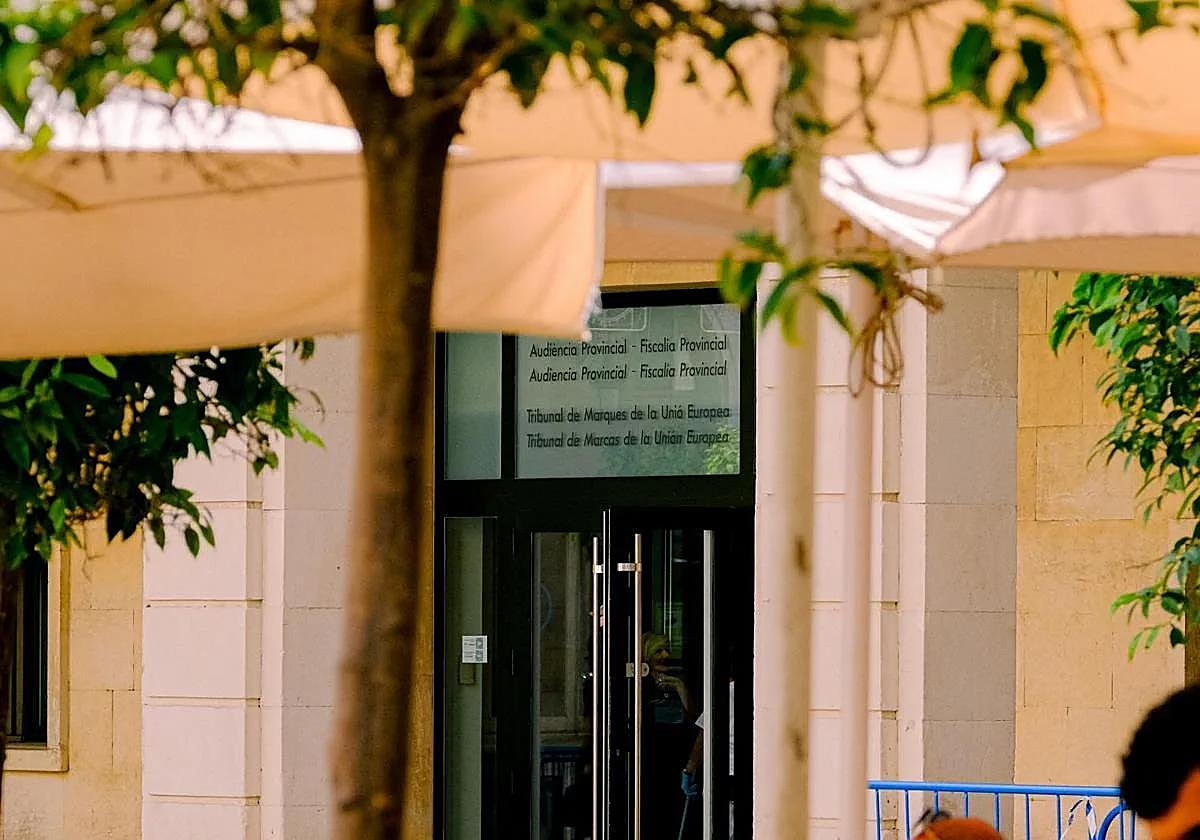 Acceso a la Audiencia Provincial de Alicante.