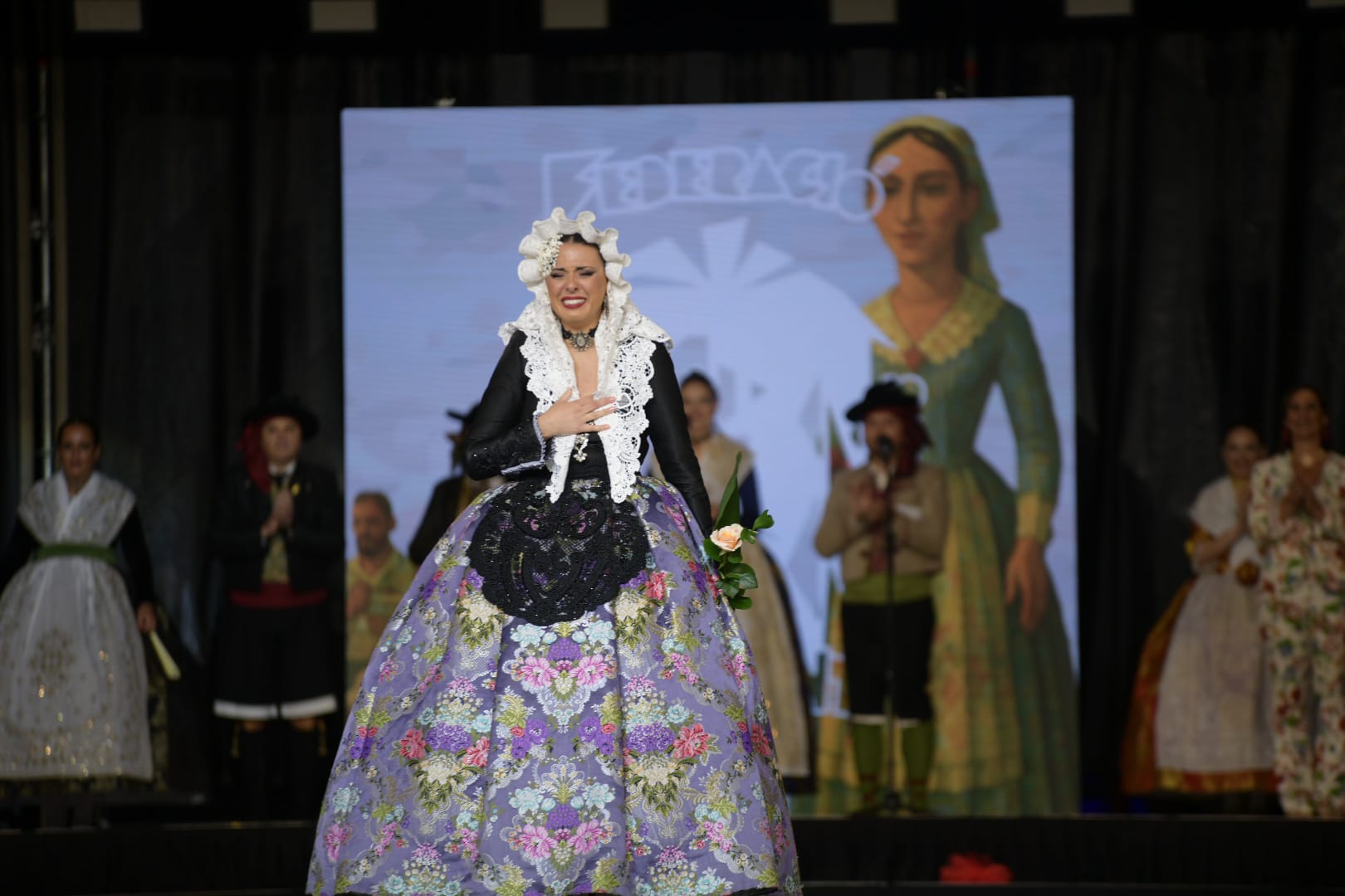 Claudia Aroca se coloca en el escenario para saludar a los alicantinos.