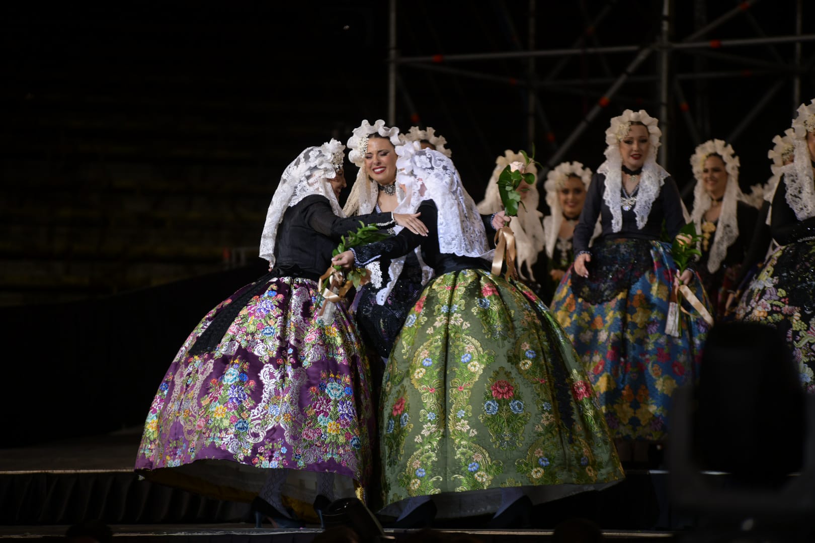 Mireya Gaitán, Alba Vico y Claudia Aroca se abrazan.