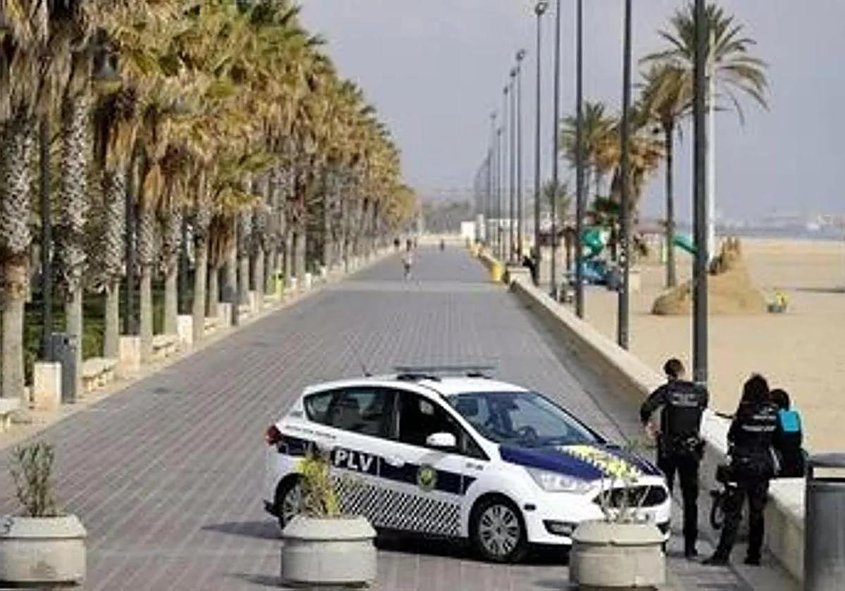 Policías locales vigilan el Paseo Marítimo de Valencia.