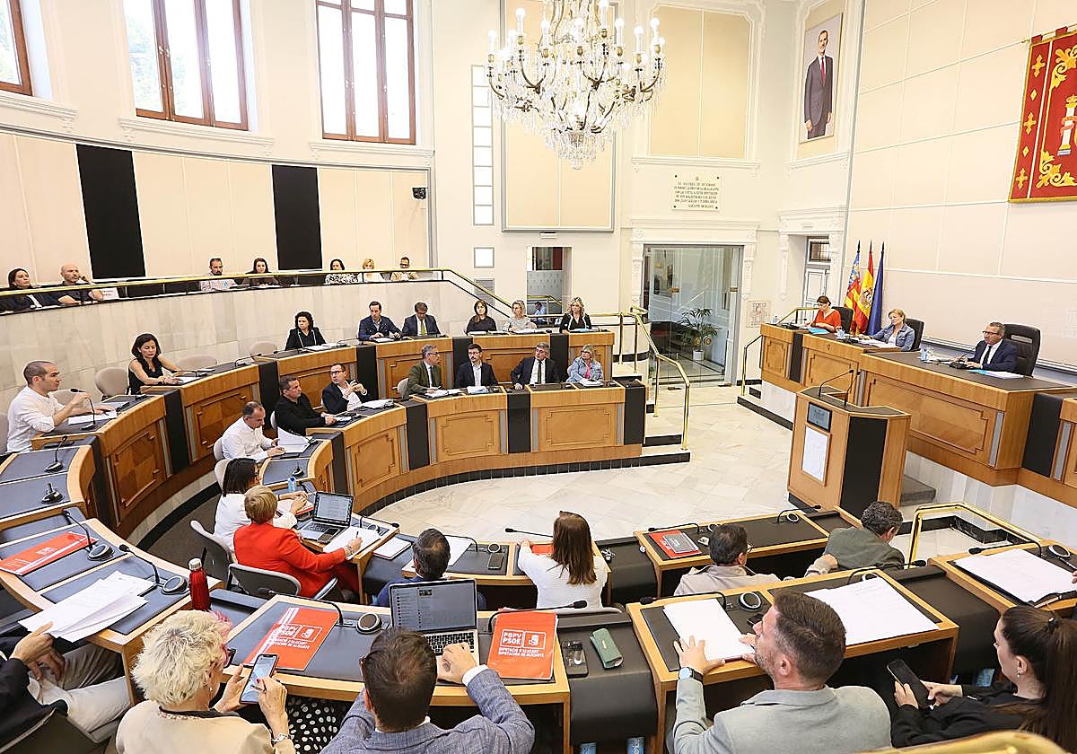 Sesión plenaria de la Diputación de este lunes 5 de mayo.