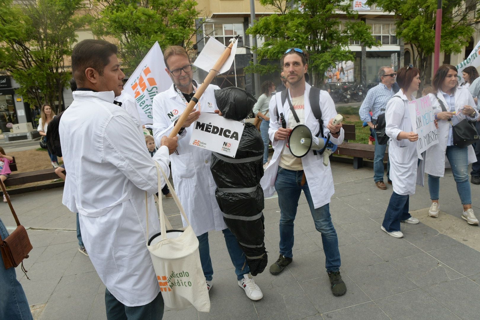 Los médicos de Alicante vuelven a las calles y siguen amenazando con ir a la huelga