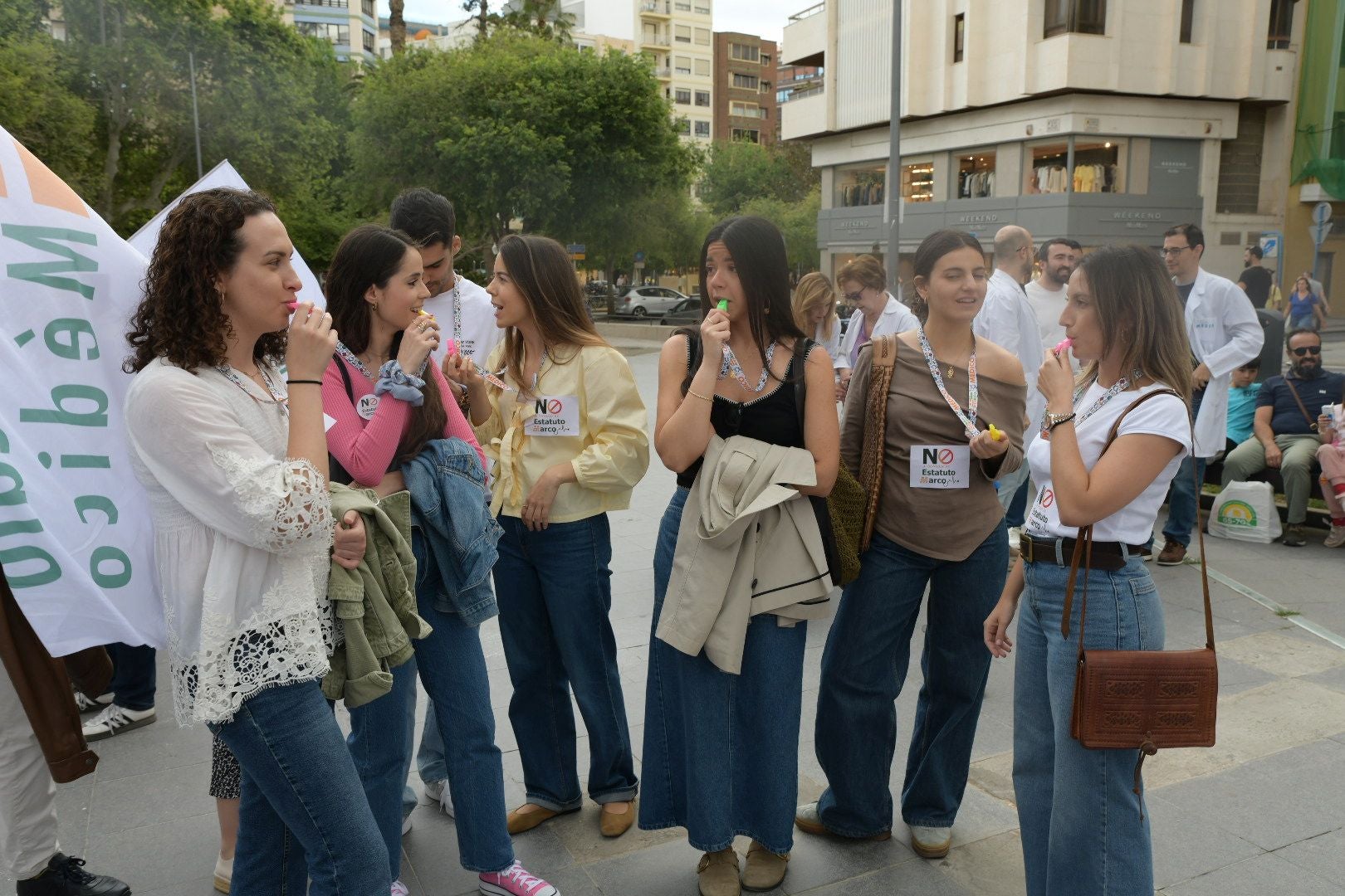 Los médicos de Alicante vuelven a las calles y siguen amenazando con ir a la huelga