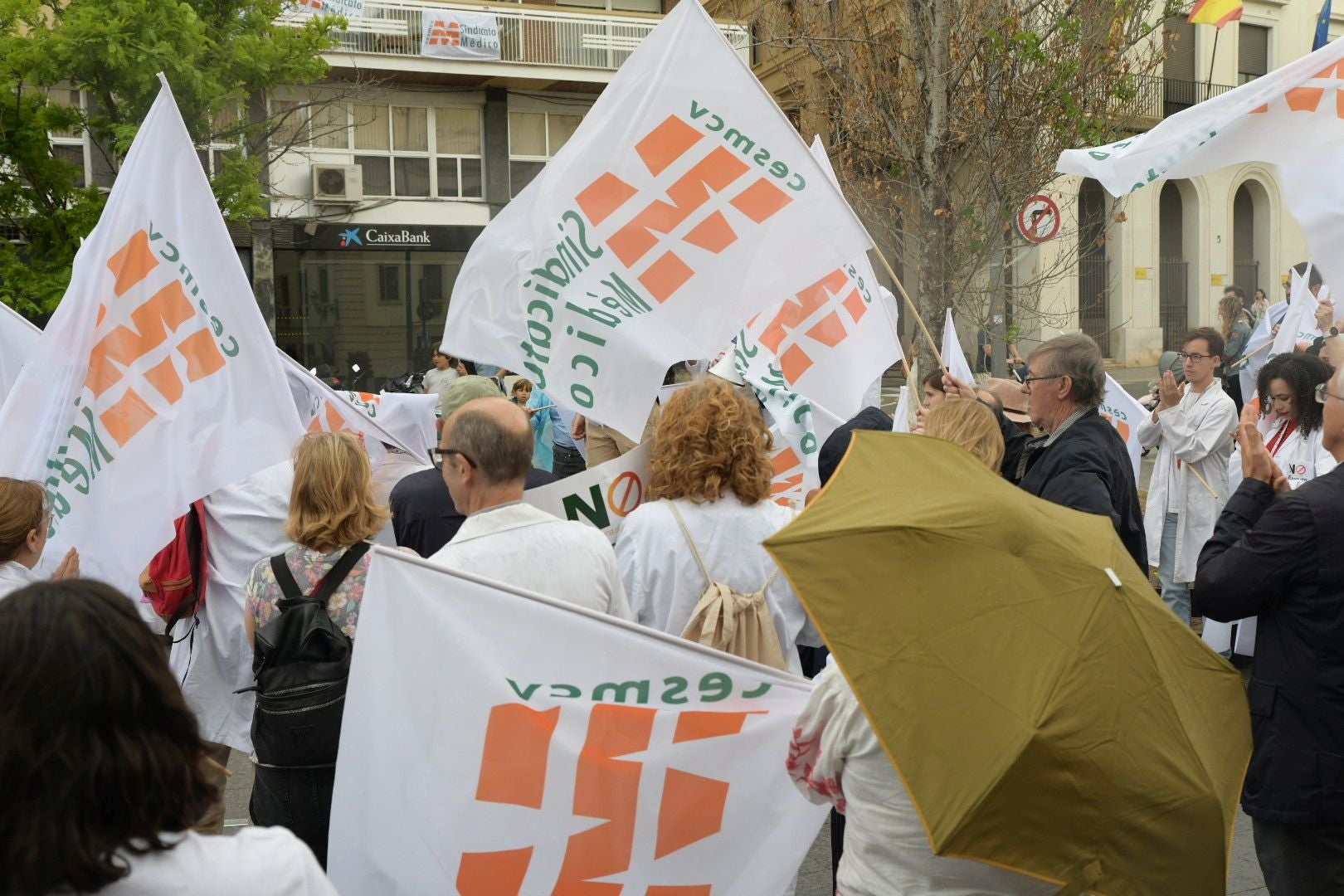 Los médicos de Alicante vuelven a las calles y siguen amenazando con ir a la huelga