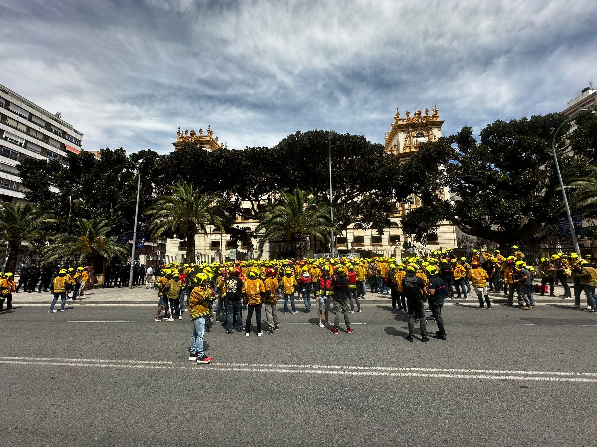 Imagen secundaria 1 - Más imágenes de la protesta.