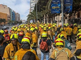 Imágenes de la protesta de los bomberos frente a la Diputación de Alicante.