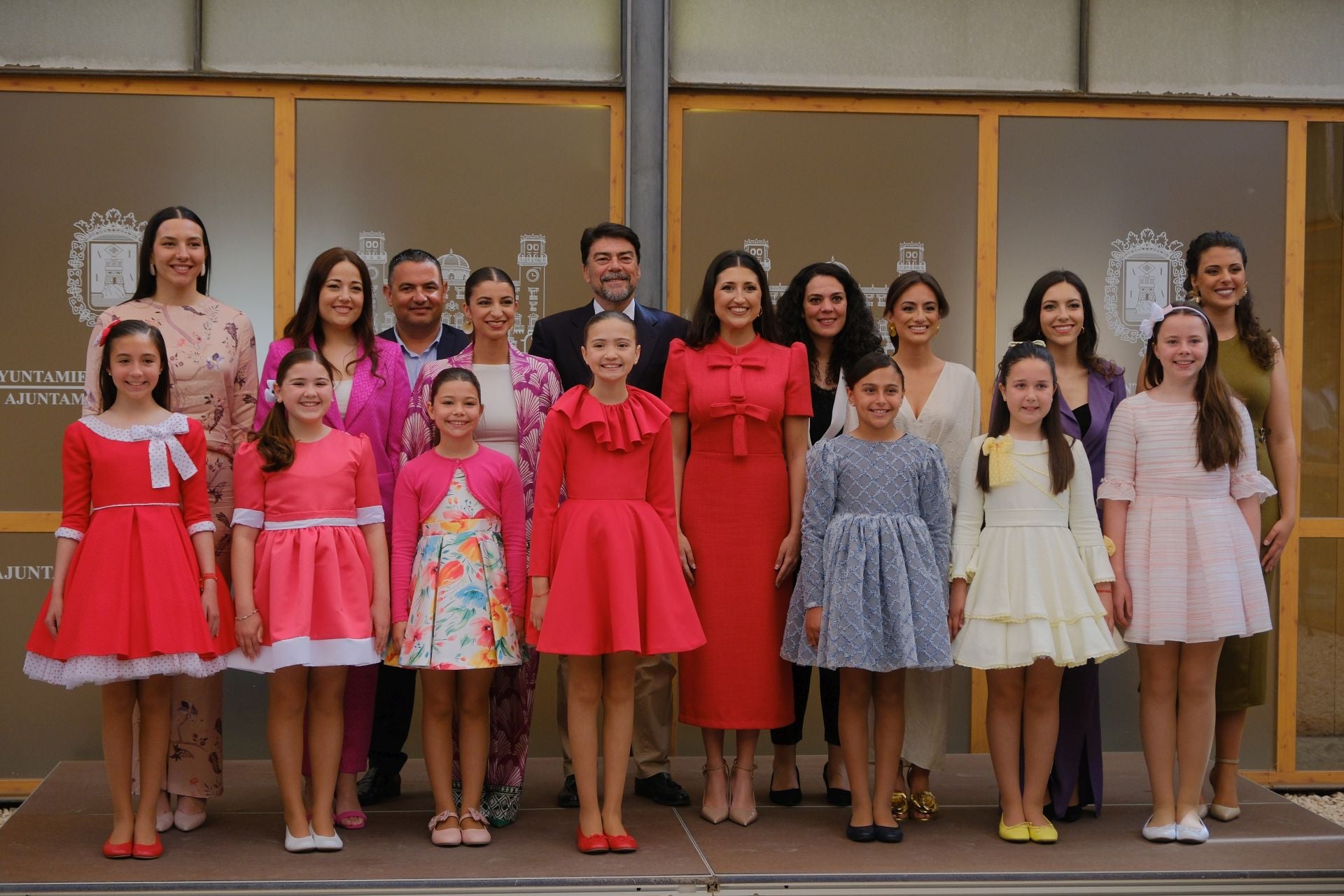 La recepción oficial del Ayuntamiento de Alicante a las belleas del foc y dames d&#039;honor, en imágenes