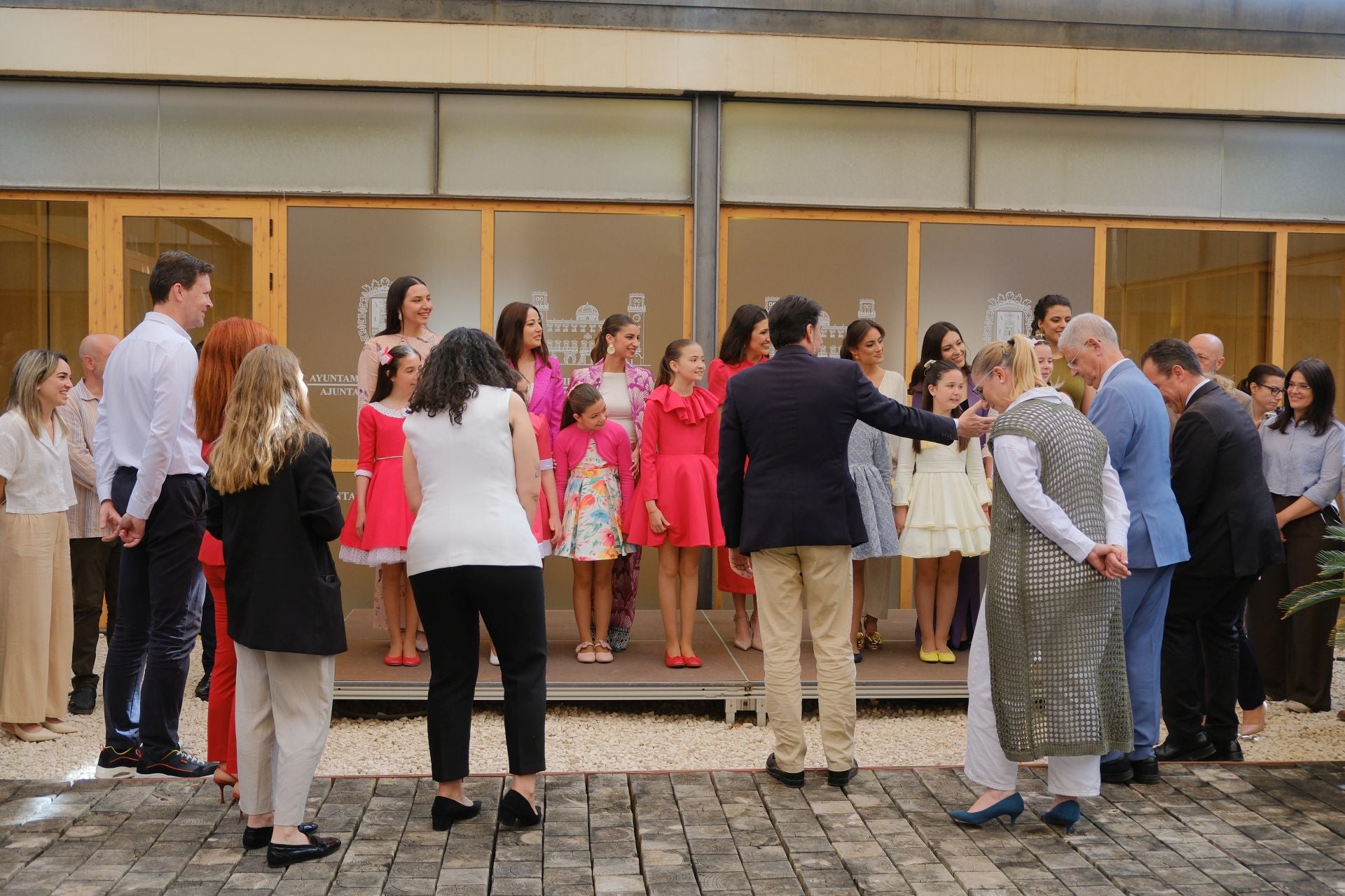 La recepción oficial del Ayuntamiento de Alicante a las belleas del foc y dames d&#039;honor, en imágenes