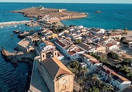 Vistas de la isla de Tabarca y sus fachadas tras la muralla.