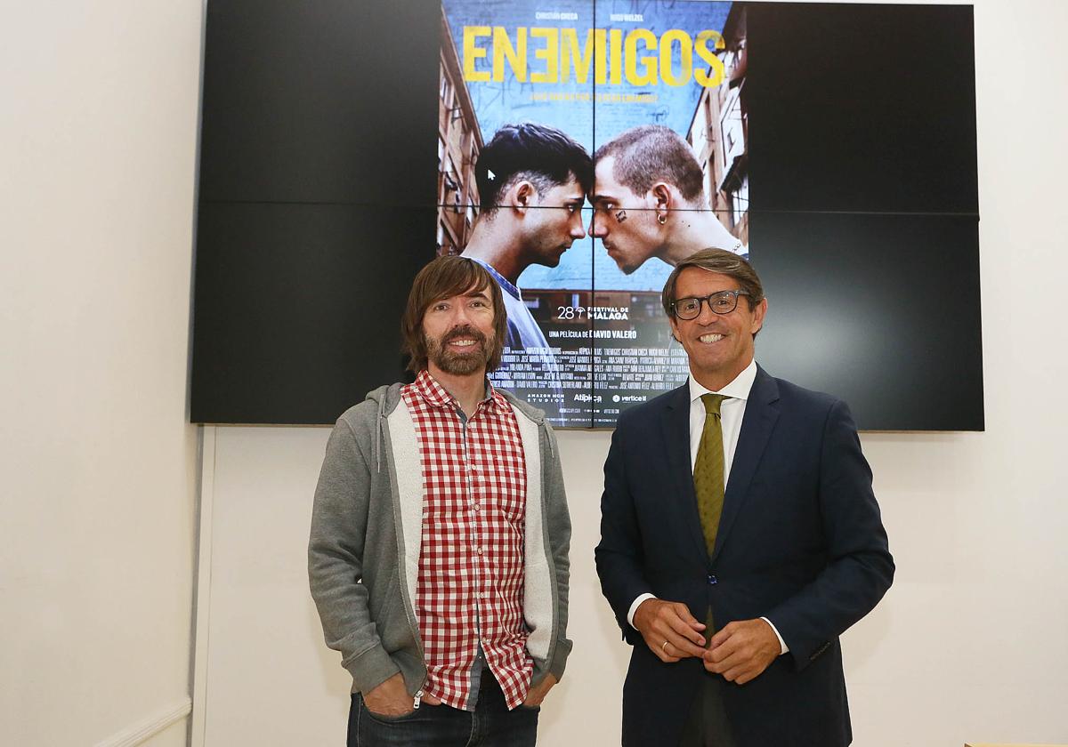 La provincia se vuelca con el cineasta alicantino David Valero en el estreno de 'Enemigos'