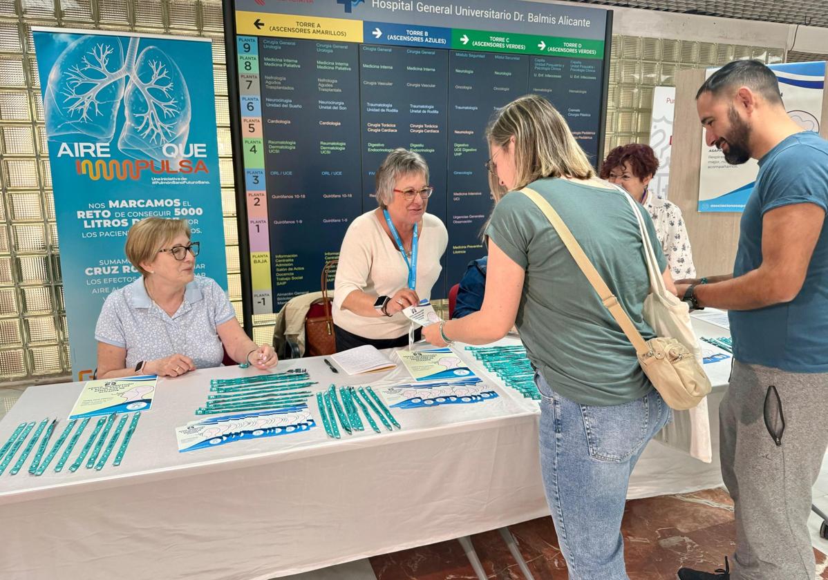 Campaña de sensibilización celebrada en el hospital alicantino este martes.