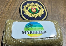 El paquete hachís decomisado a uno de los detenidos.