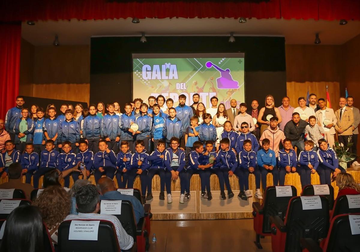 Foto de familia de la Gala del Deporte 2025 de Monforte del Cid.