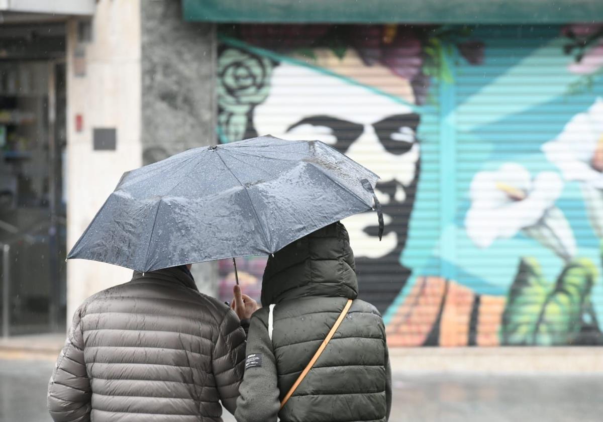 Imagen principal - Aemet activates yellow alert this Thursday in Alicante's interior for storms and hail