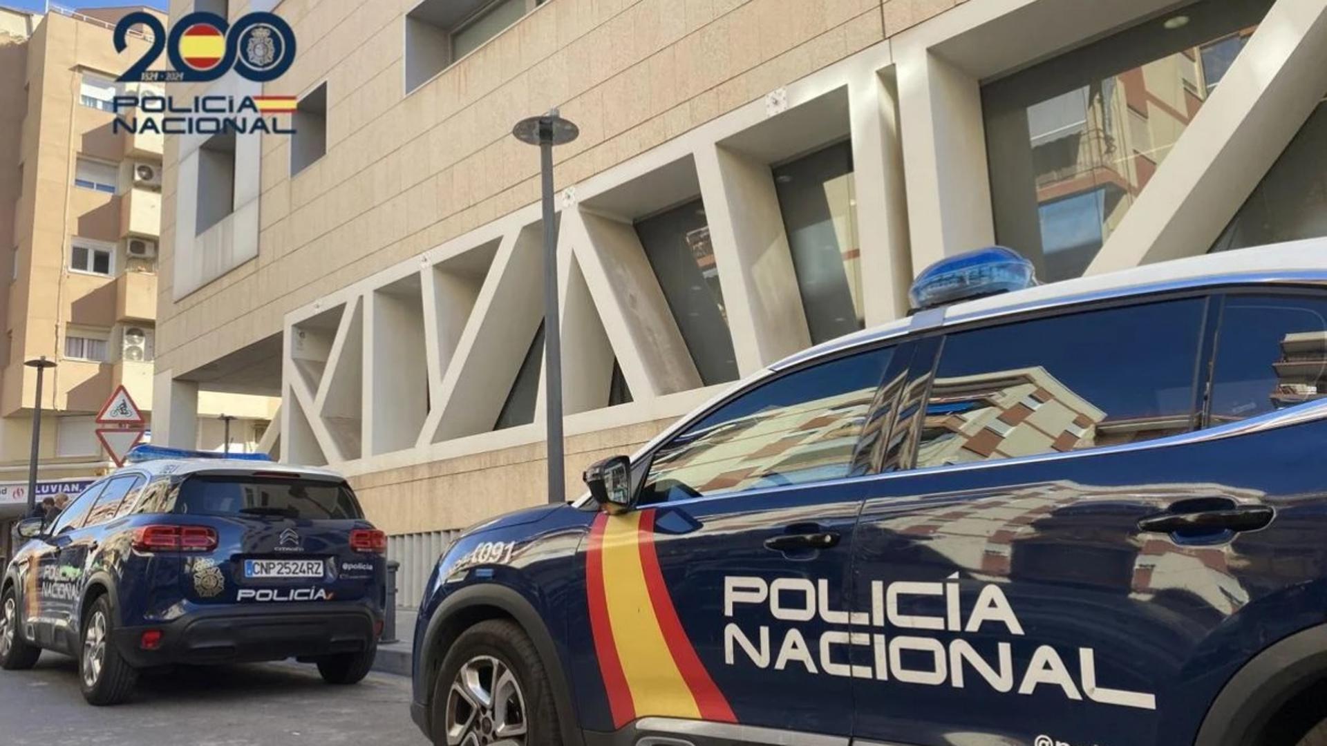 Imagen principal - Electrician's scam on neighbours after blackout ends with a dog falling to its death in Alicante
