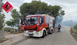 Labores de extinción del fuego en Crevillent.