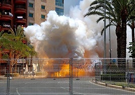 Mascletà en la plaza de Luceros de Alicante para las Hogueras de San Juan.