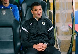Rubén Torrecilla, con gesto serio, en el banquillo del Rico Pérez.