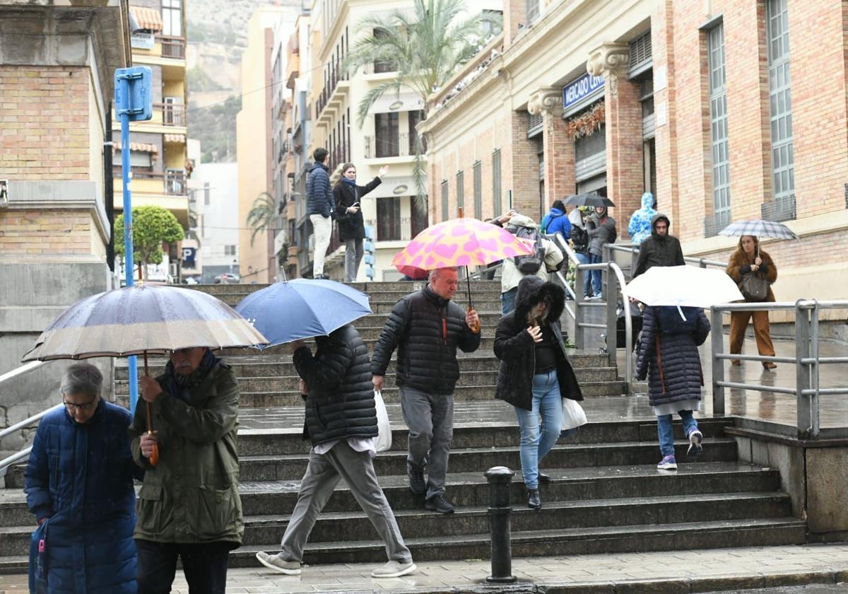 Imagen principal - Aemet Extends Yellow Alert for Storms Across Alicante Province