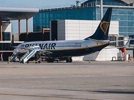 Avión de Ryanair en el aeropuerto de Alicante-Elche.