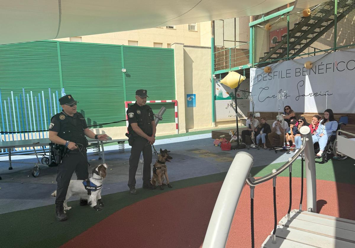 Alicante Local Police Canine Unit Visits Children at Doctor Balmis Hospital
