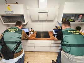 Dos agentes de la Guardia Civil, durante uno de los registros efectuados.