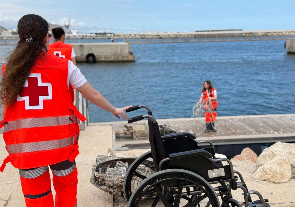 Rescatan una patera a 42 millas de Xàbia con un fallecido a bordo y varios migrantes heridos