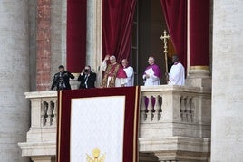 León XIV saluda a los fieles en El Vaticano.