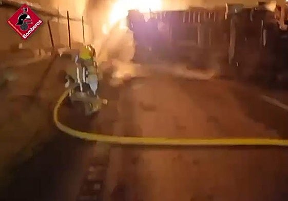 Los bomberos, dentro del túnel donde ha ardido el camión.