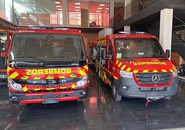 Dos de los nuevos vehículos recibidos por los bomberos.