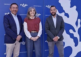 La secretaria de Estado de Migraciones posa junto al director general de Casa Mediterráneo y el subdelegado del Gobierno en Alicante.