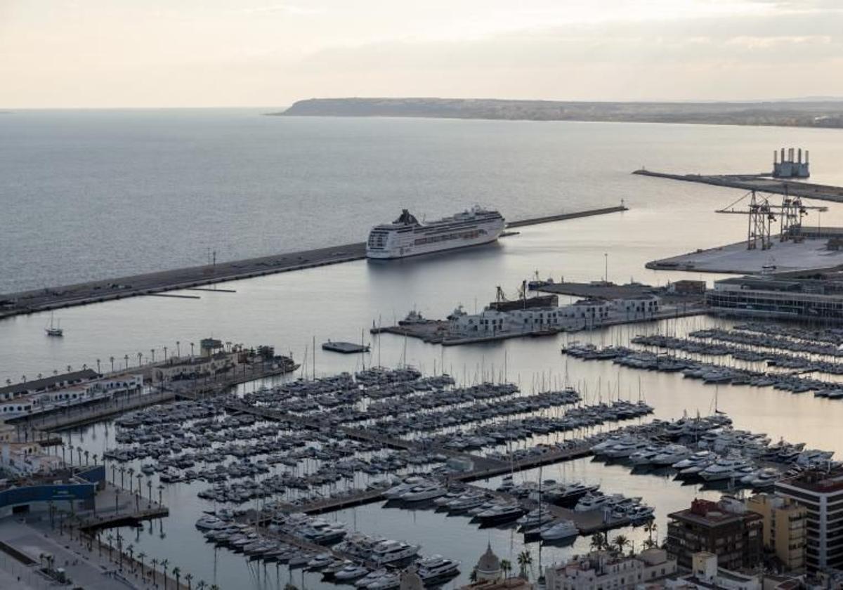 Puerto de Alicante visto desde el Castillo de Santa Bárbara.