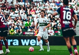 El central austríaco del Elche Affengruber conduce la pelota durante el partido de este sábado.