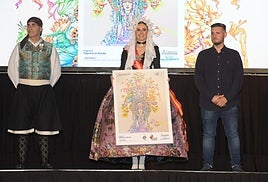 La representante de Renfe Diputación con el boceto de su hoguera