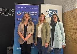 La concejala de Empleo y Fomento del Ayuntamiento de Alicante, María del Carmen de España (centro), junto a las representantes de las entidades impulsoras de esta iniciativa.