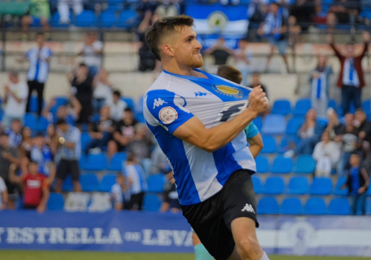 Imagen principal - Coscia celebra el gol del empate del Hércules, Samu Vázquez es animado por un rival al final del encuentro y Torrecilla explica el estado de salud de Retuerta.