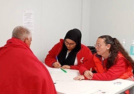Voluntarios de Cruz Roja atienden a uno de los inmigrantes rescatados este domingo.
