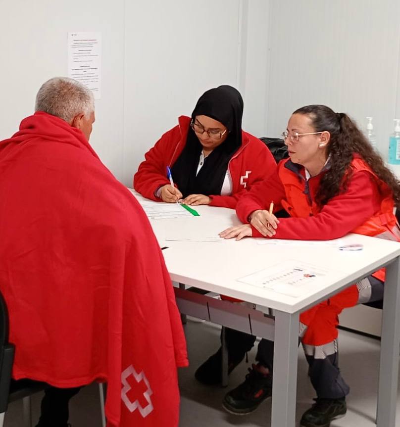Rescatan una patera con 14 inmigrantes, uno menor, en aguas de Alicante