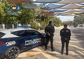 Dos agentes de la Policía Nacional en Elche.