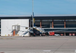 Avión de Ryanair en el eropuerto de Alicante-Elche.