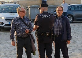 El exsenador Ángel Franco (d) y su acompañante, en la puerta del Castillo de Santa Bárbara el pasado viernes.