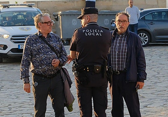 El exsenador Ángel Franco (d) y su acompañante, en la puerta del Castillo de Santa Bárbara el pasado viernes.