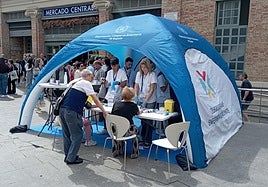 Carpa instalada en la plaza 25 de Mayo de Alicante este lunes.