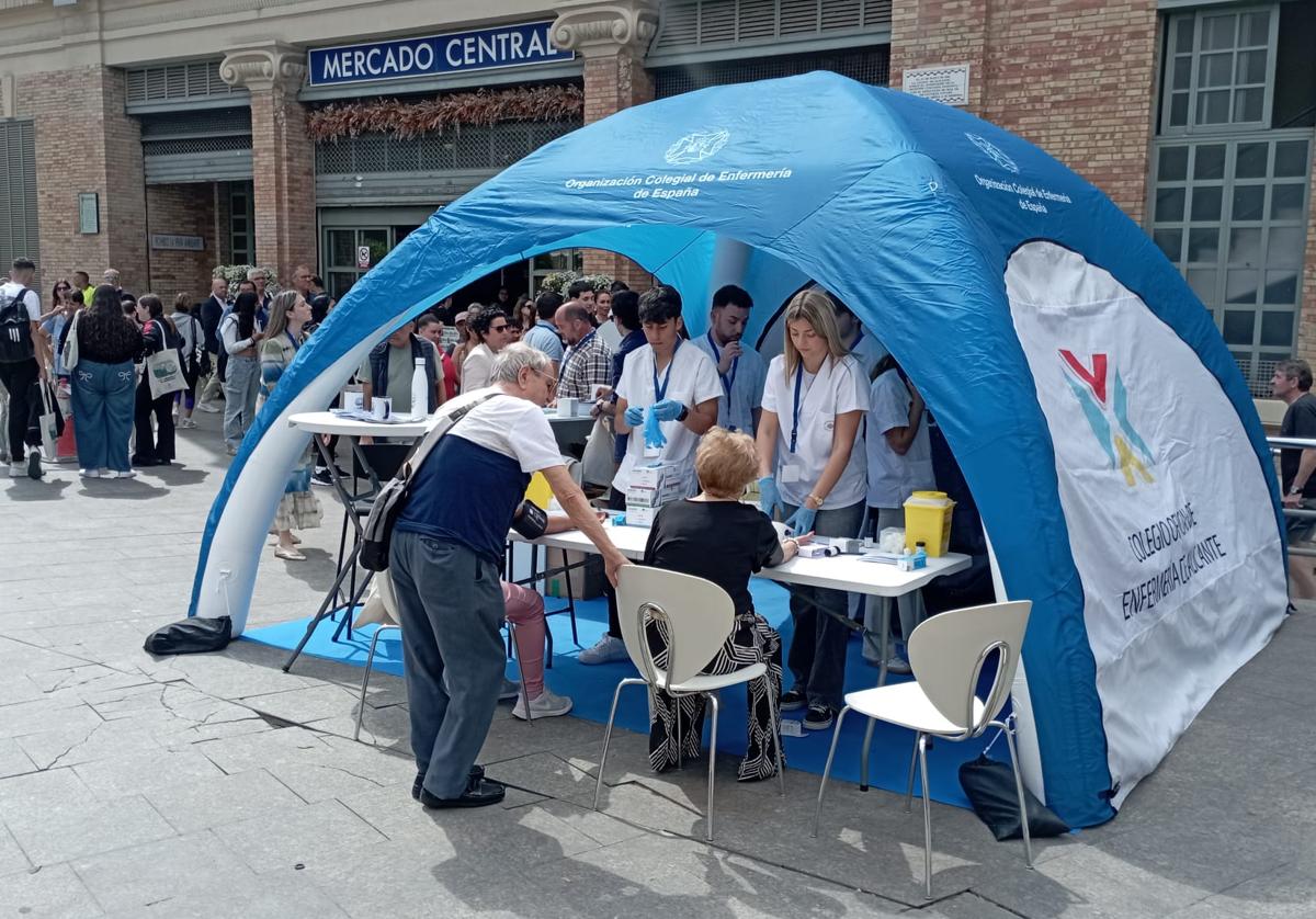 Carpa instalada en la plaza 25 de Mayo de Alicante este lunes.