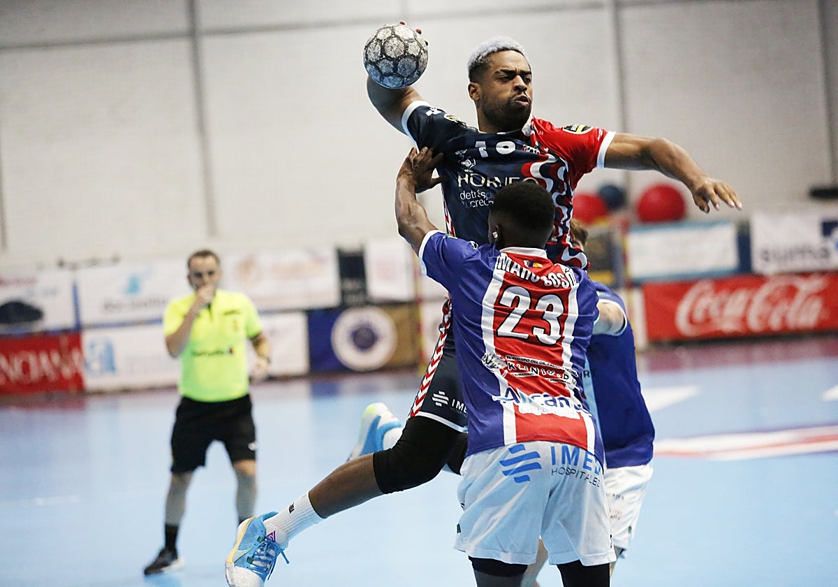 El argentino James Parker se dispone a lanzar.