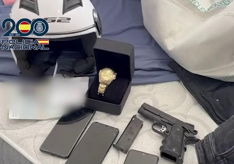 Un arma de fuego y un reloj, entre los objetos requisados por la Policía Nacional.