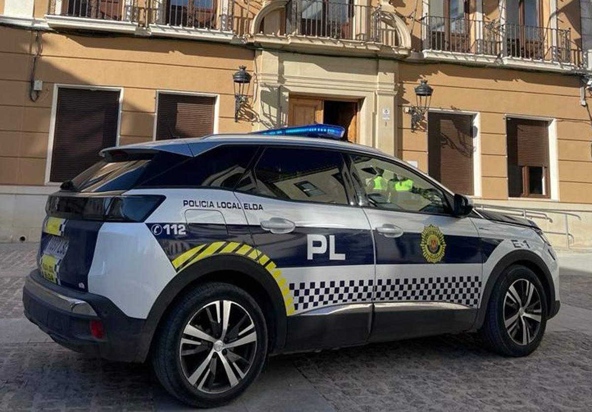 A patrol car in front of Elda Town Hall.