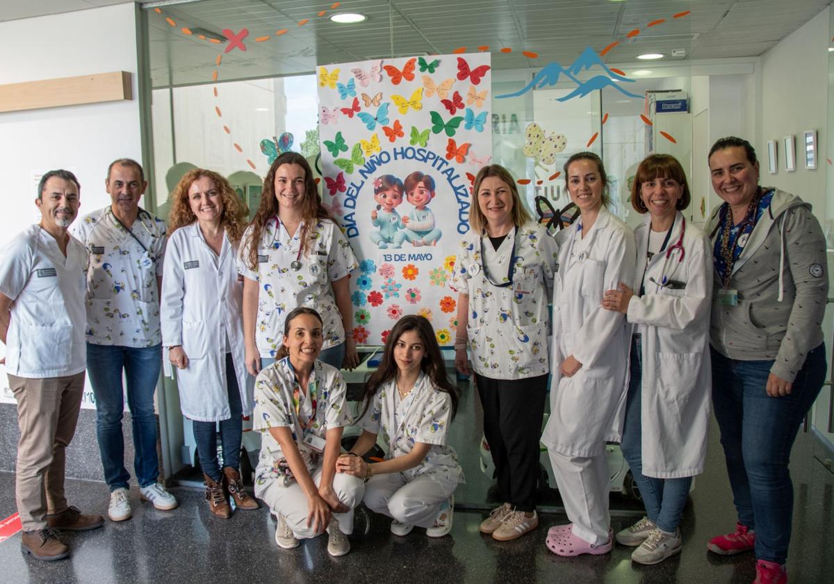 Healthcare staff in Dénia alongside the mural created by the hospitalised children themselves.