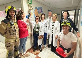Los bomberos del Ayuntamiento de Alicante y la Asociación Solidarios Diputación de Alicante participan en el acto de inauguración de la campana.