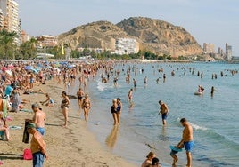 Bañistas en la playa alicantina del Postiguet.